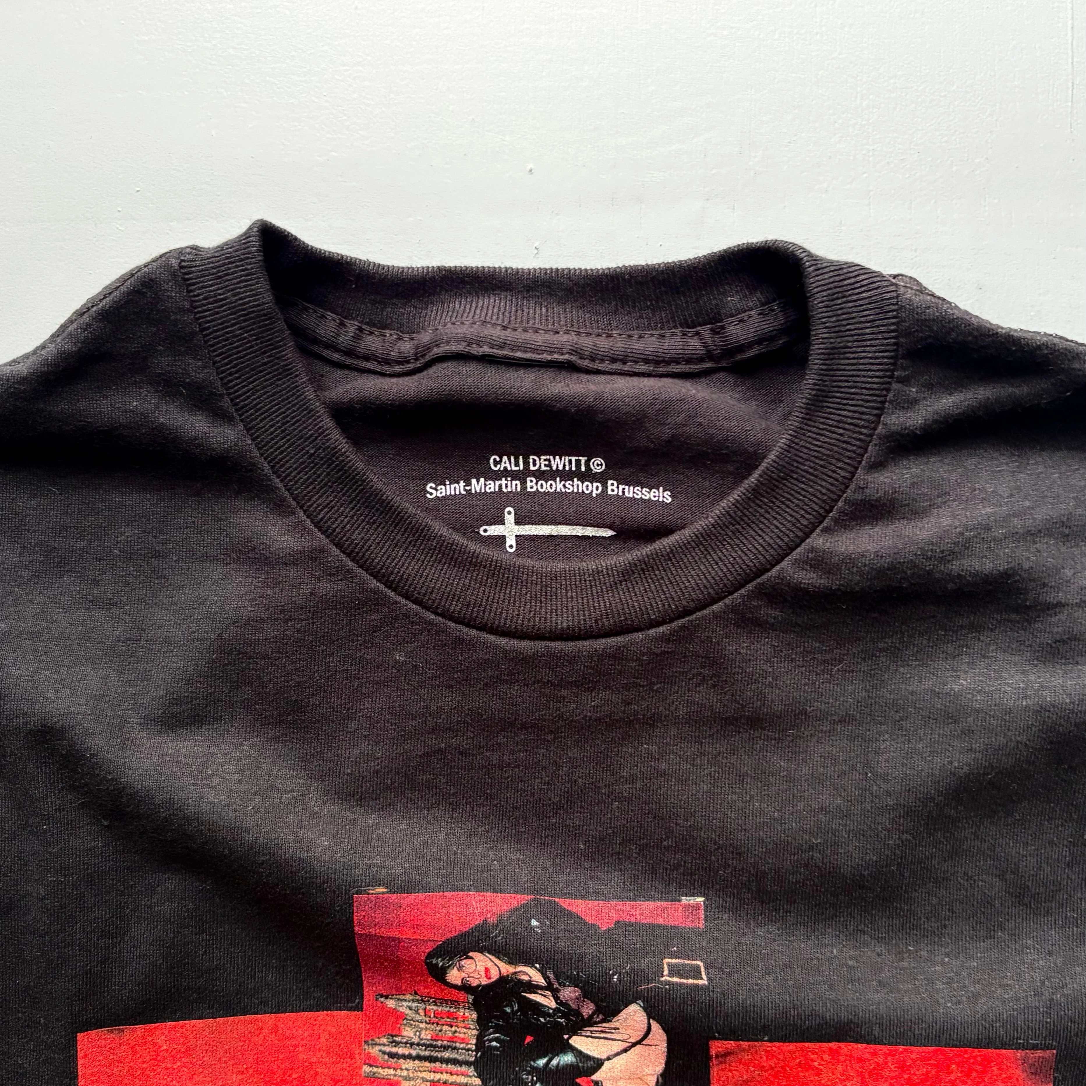 Cali DeWitt (@caramelbobby) T-shirt - Saint-Martin Bookshop 2025 - Image 5
