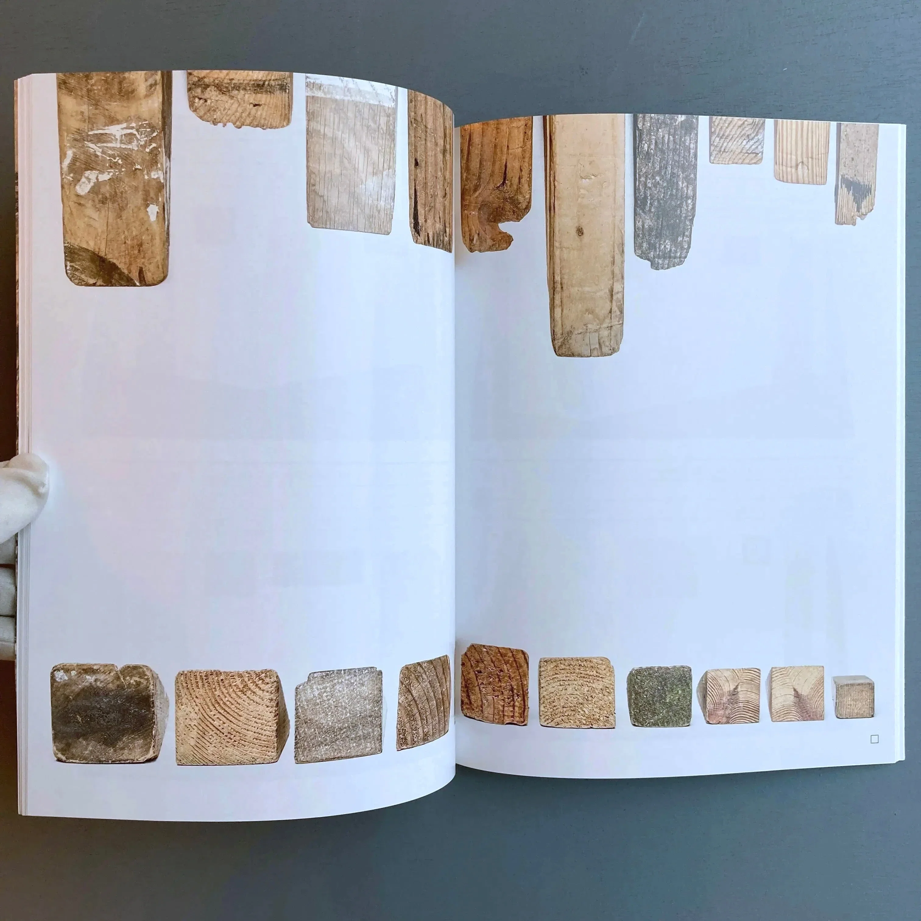 Gabriel Kuri - < - Triangle books 2020 - Image 7