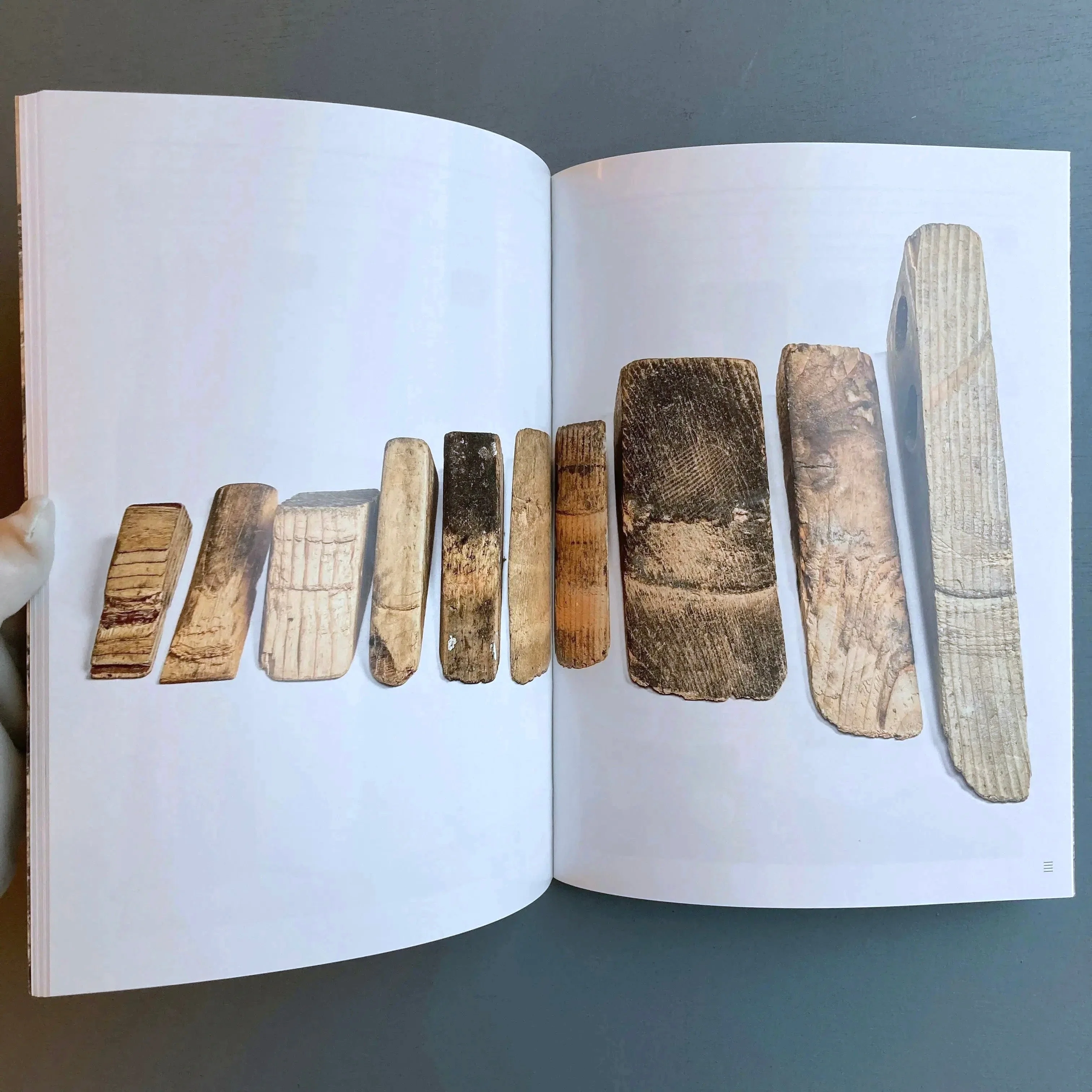 Gabriel Kuri - < - Triangle books 2020 - Image 8