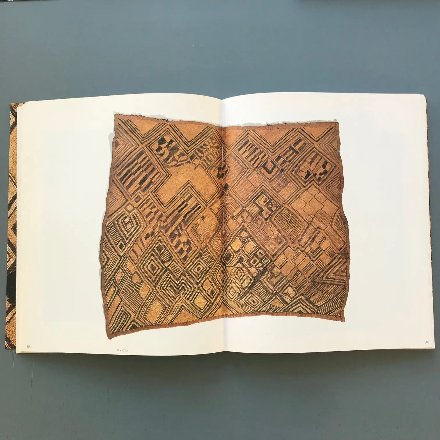 Georges Meurant - Dessins Shoowa, Textiles africains du Royaume Kuba - Crédit Communal 1986 - Image 4