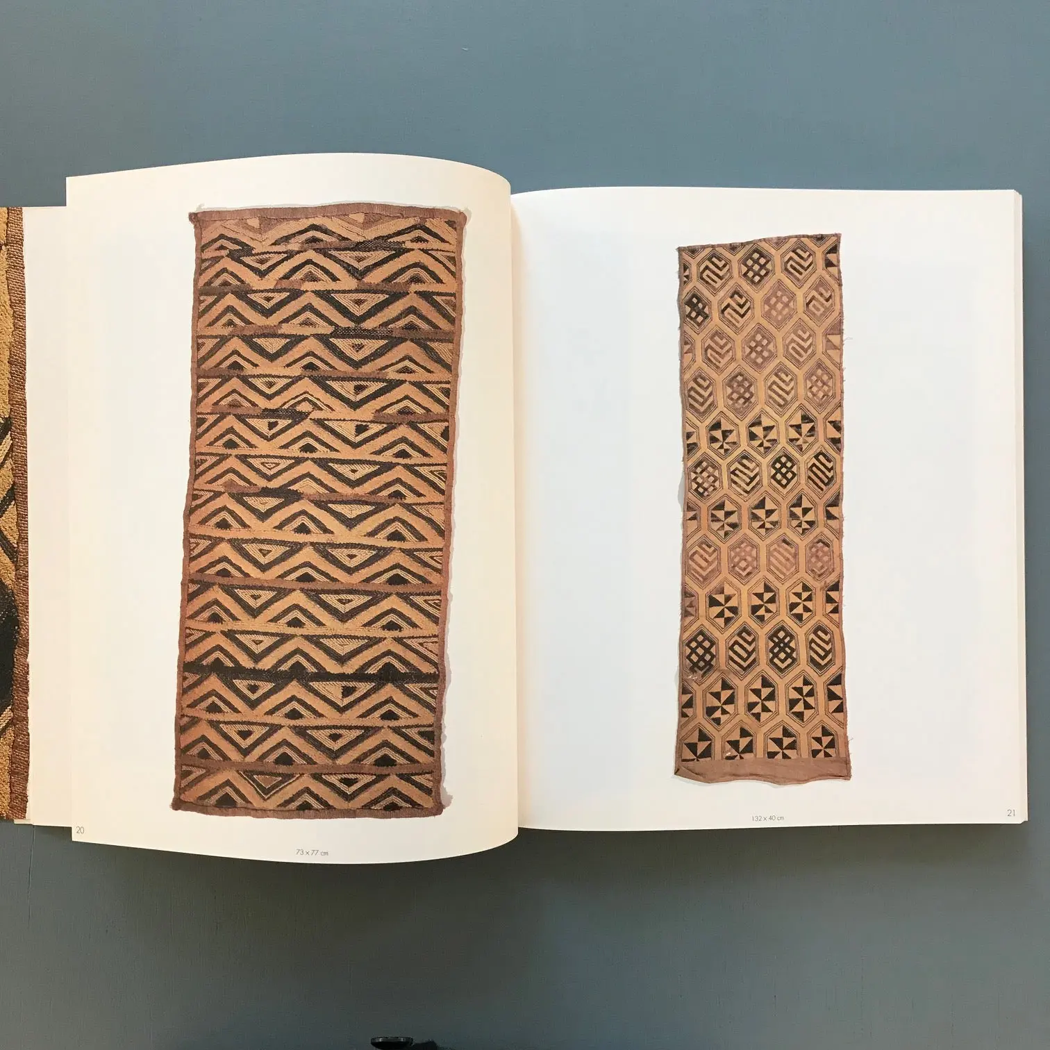 Georges Meurant - Dessins Shoowa, Textiles africains du Royaume Kuba - Crédit Communal 1986 - Image 7