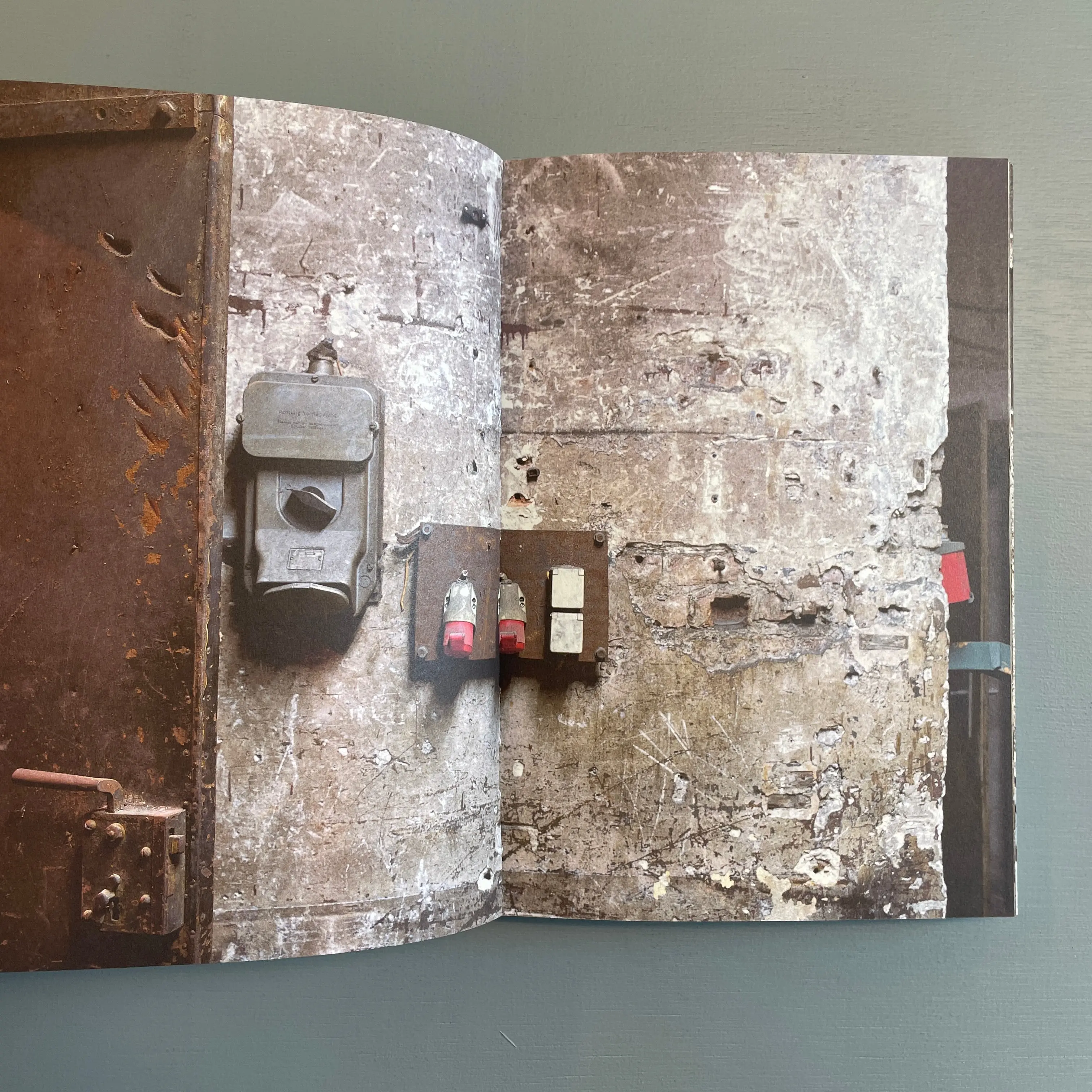 Mike Nelson - Space That Saw - Neugerriemschneider / Koenig Books 2013 - Image 3