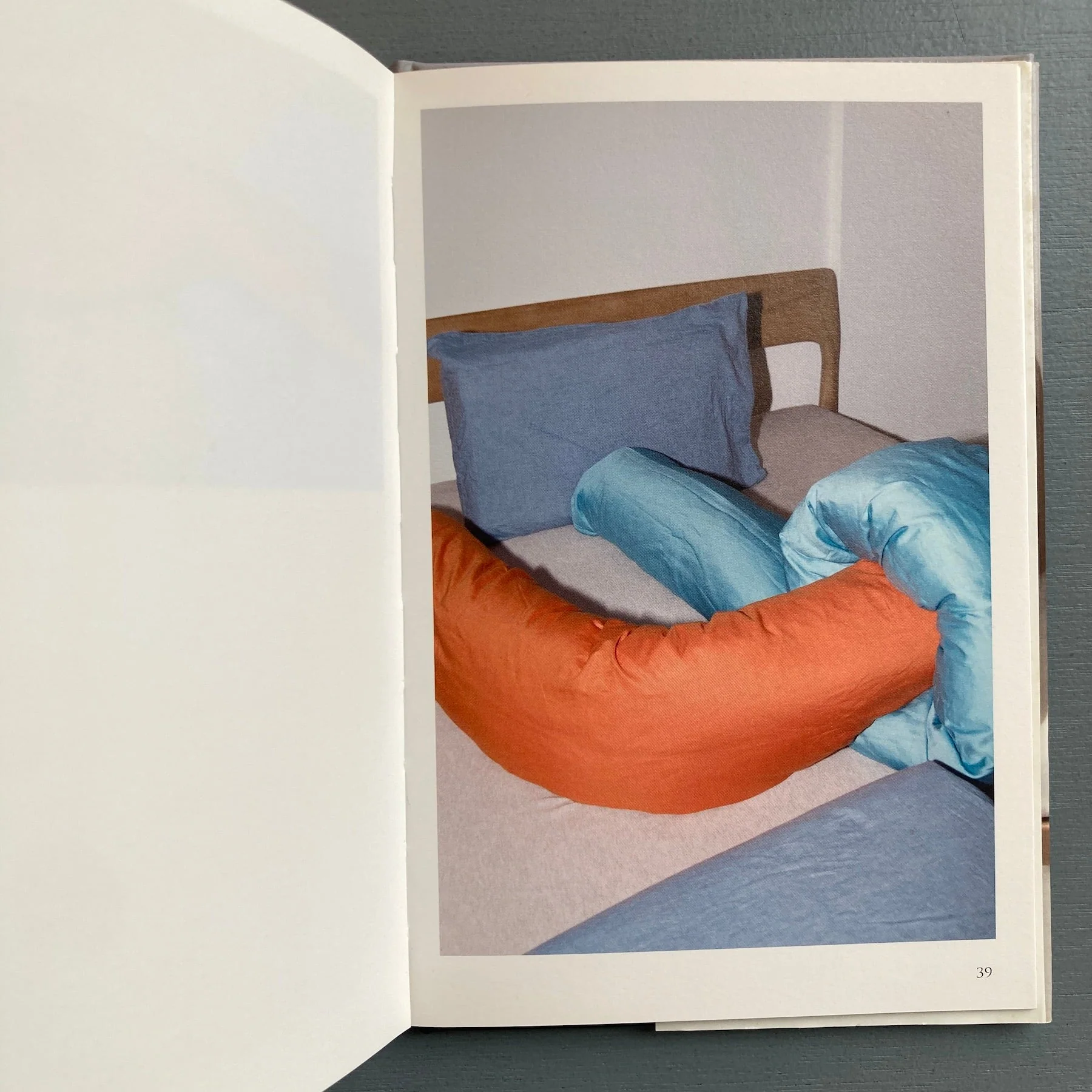 Topology in bed by Chi Tsai Ni: a selection of bed sculptures from his younger days - Nos:books 2015 - Image 2