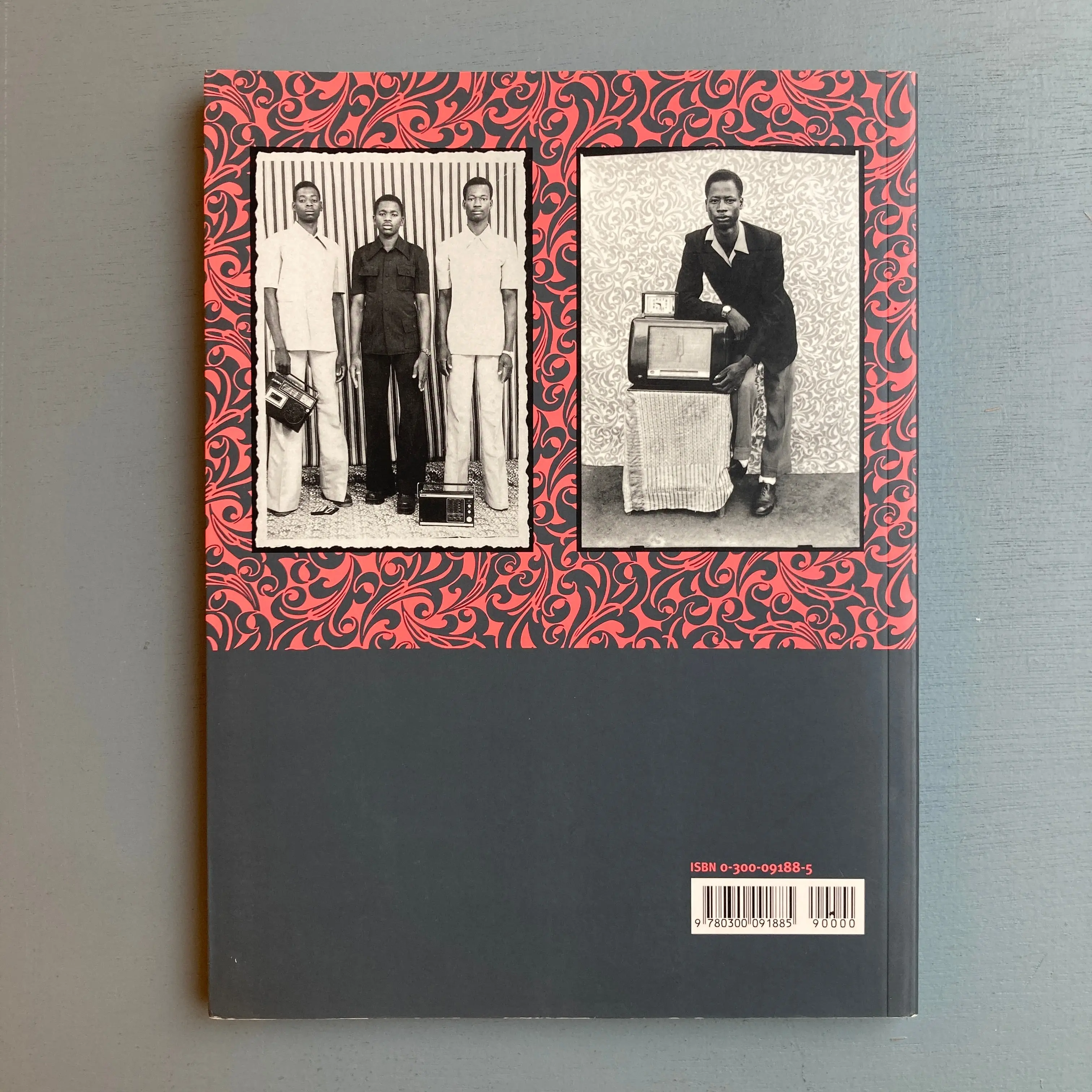 Michelle Lamunière - You Look Beautiful Like That : The Portrait Photographs of Seydou Keïta and Malick Sidibé - Harvard University Art Museums 2001 - Image 10